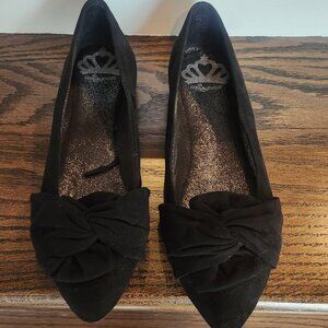Women's Black Flats Slip On Shoes Pointed Toe Black Size 6 Fergalicious EUC